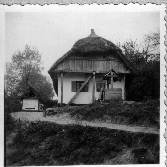 Kontyos, lábasereszes, padlásfeljárós ház, tölgyfa és csapos hidassal (disznóóllal) (Rippl-Rónai Múzeum CC BY-NC-ND)