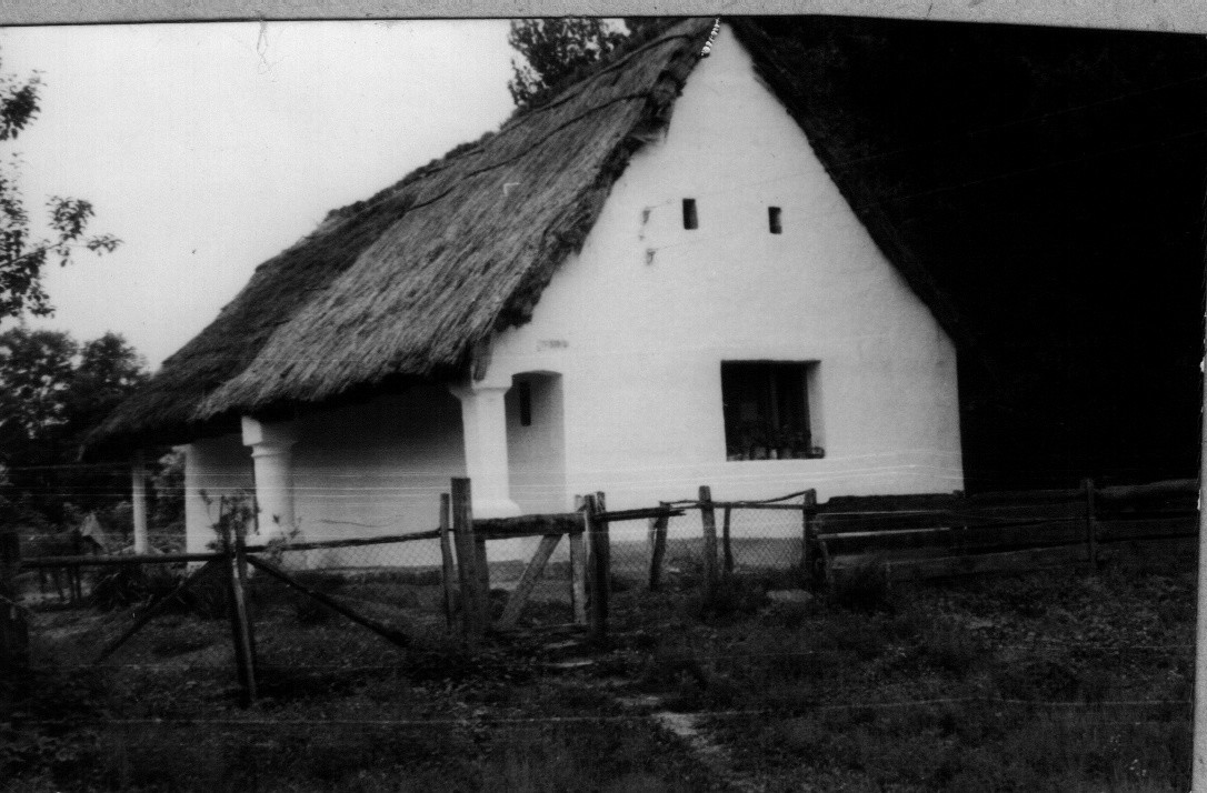 Lakóház: szegény ember háza, tornácos, zsuppfedésű (Rippl-Rónai Múzeum CC BY-NC-ND)