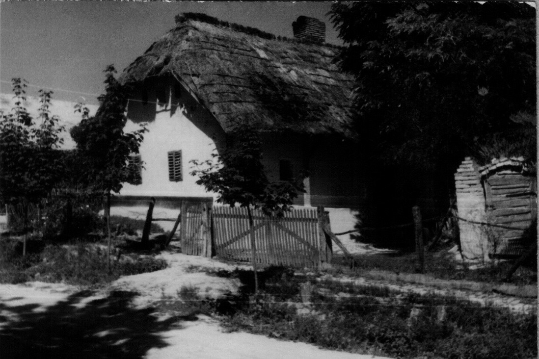 Lakóház: szegény ember háza, zsupp fedésű, tornácos, faragott fa oszlopokkal, nyílt kéményes (Rippl-Rónai Múzeum CC BY-NC-ND)