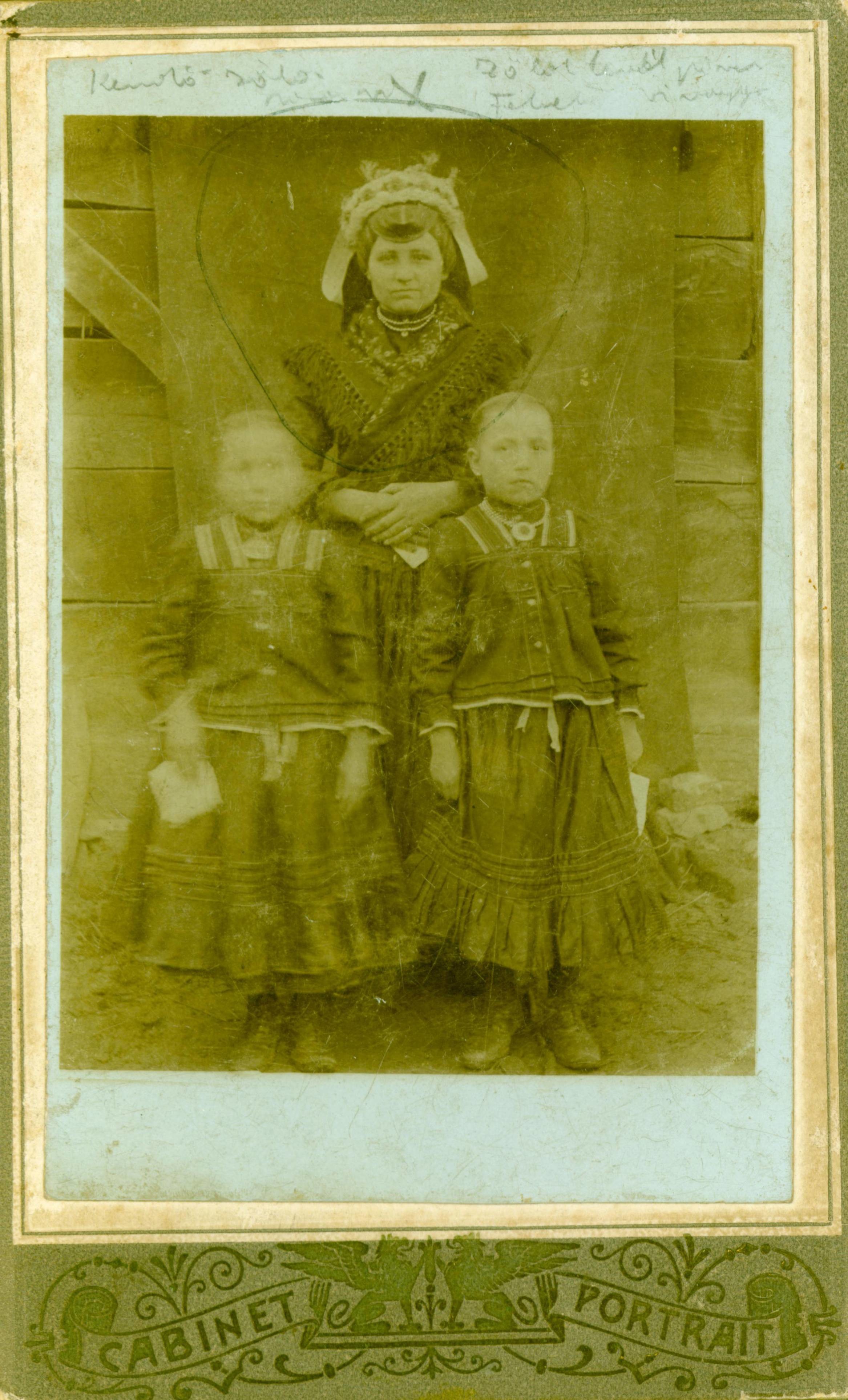 Menyecske és leányka viselet Somogyudvarhelyen (Rippl-Rónai Múzeum CC BY-NC-ND)