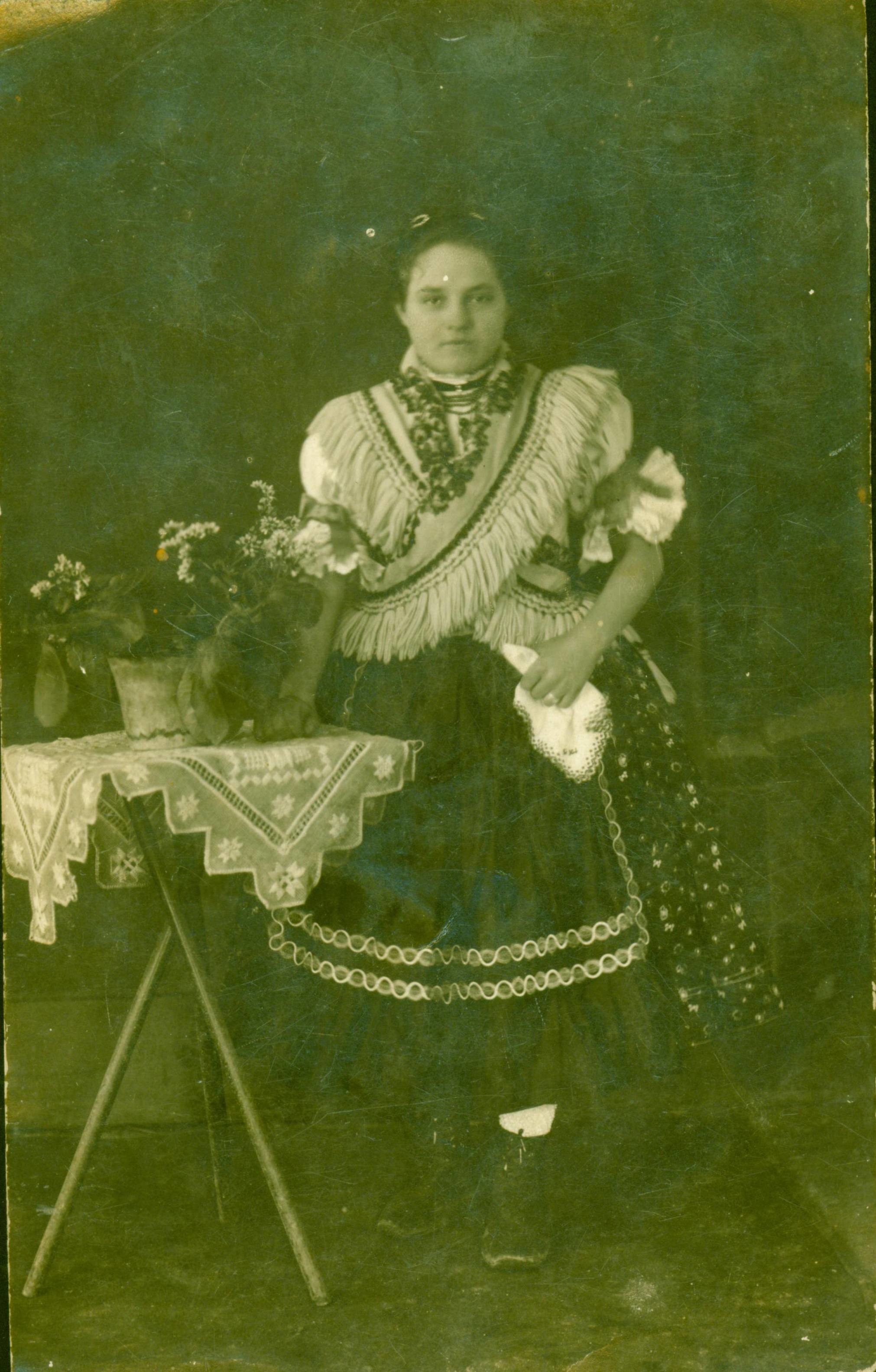Női ünnepi viselet 1918-ból Somogyudvarhely (Rippl-Rónai Múzeum CC BY-NC-ND)