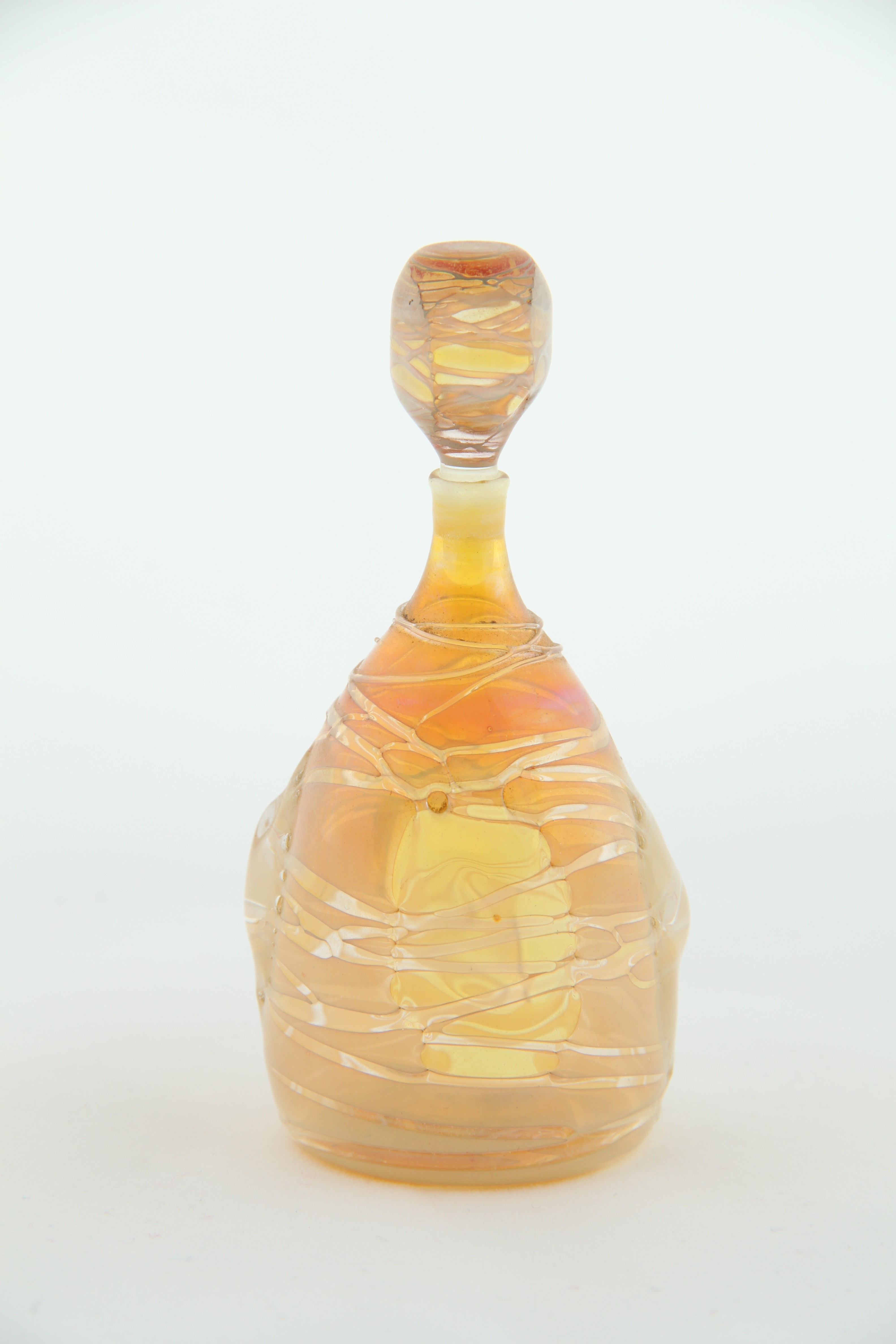 Parfűmtartó: narancsos színű zöldesszürke fonallal csúcsos kupakkal (Rippl-Rónai Múzeum CC BY-NC-ND)