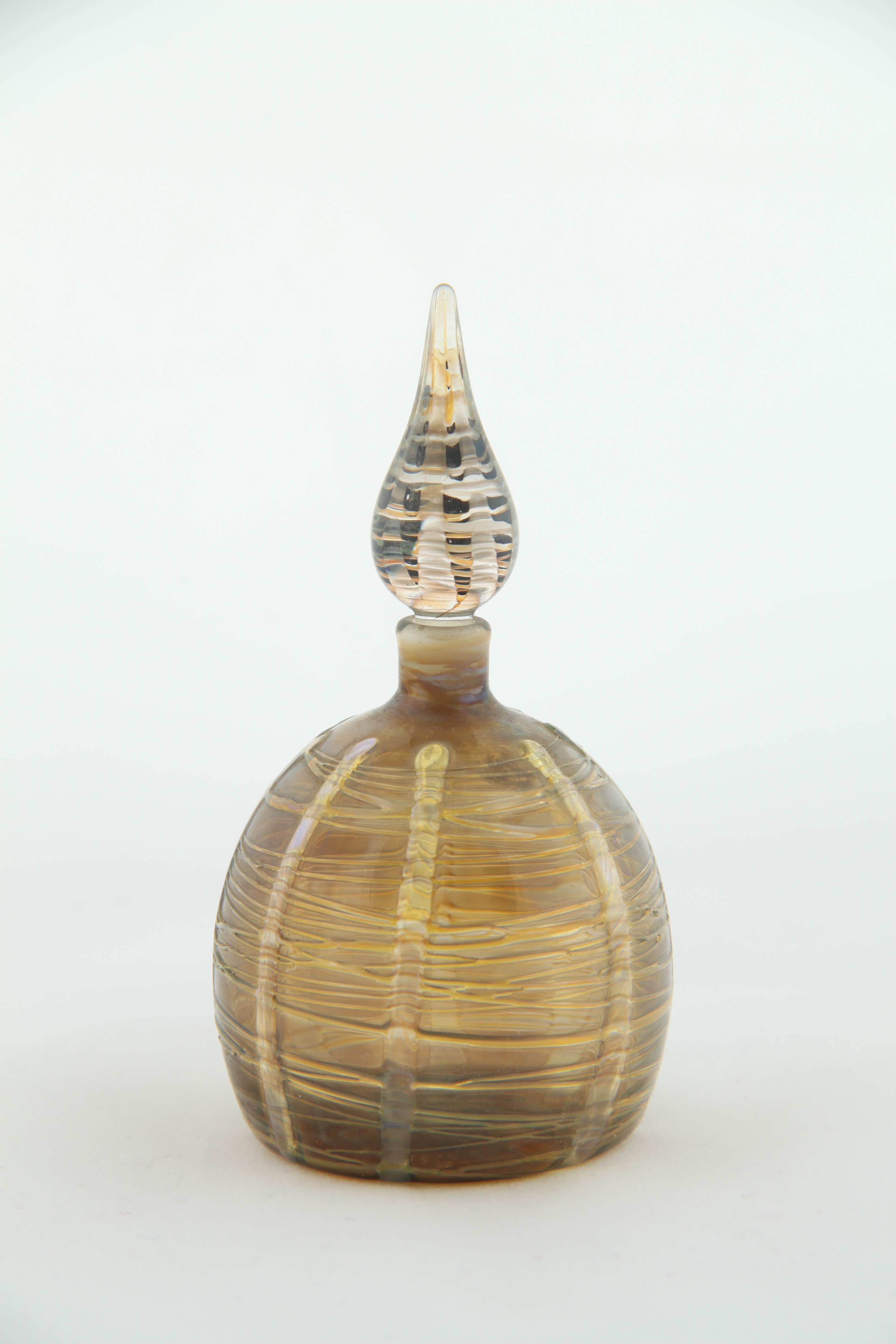 Parfűmtartó: zöldessárga szálakkal csíkozott és ovális nyújtott gömb laposított kupakkal (Rippl-Rónai Múzeum CC BY-NC-ND)