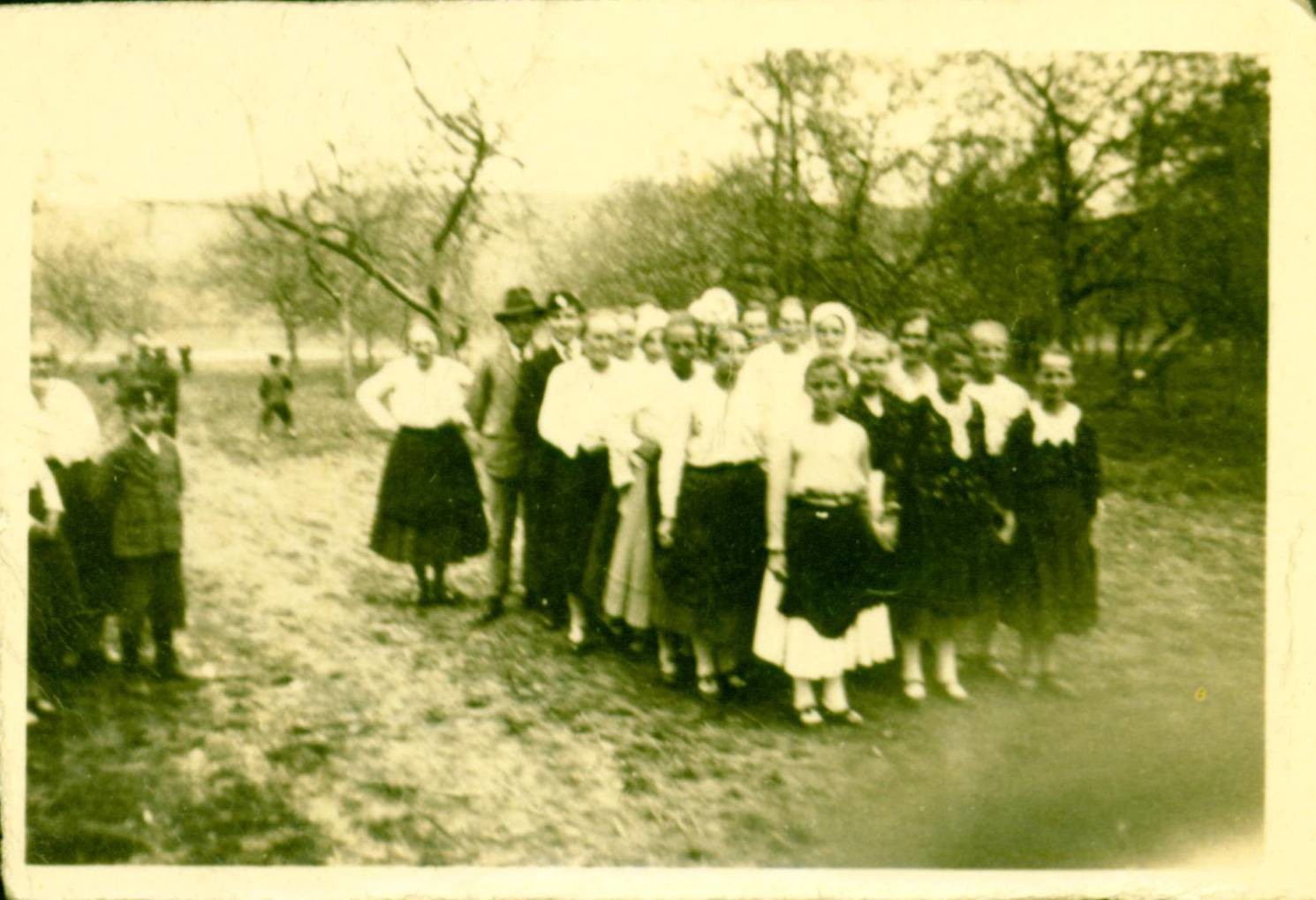 Porrogszentpáli fiatalok 1939. v. 1940. húsvét kedden (Rippl-Rónai Múzeum CC BY-NC-ND)