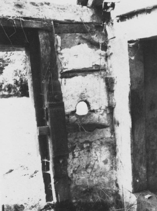 Présház bontása. A külső pince ajtajának bontása (Rippl-Rónai Múzeum CC BY-NC-ND)