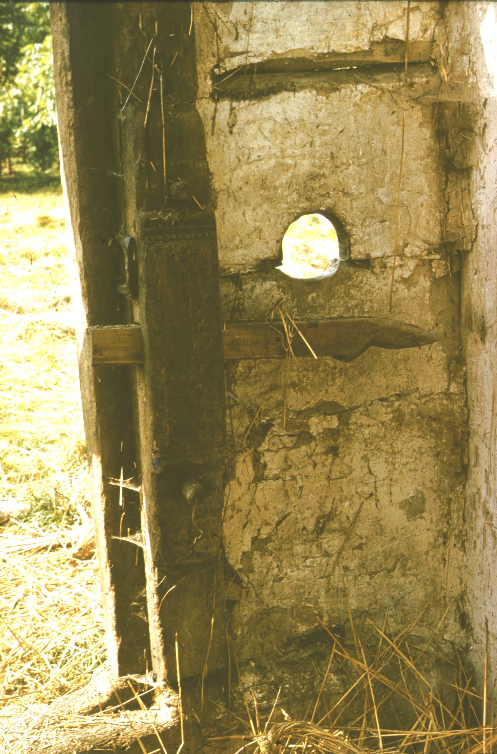 Présház bontása, a "külső pince" ajtajának fazára (Rippl-Rónai Múzeum CC BY-NC-ND)