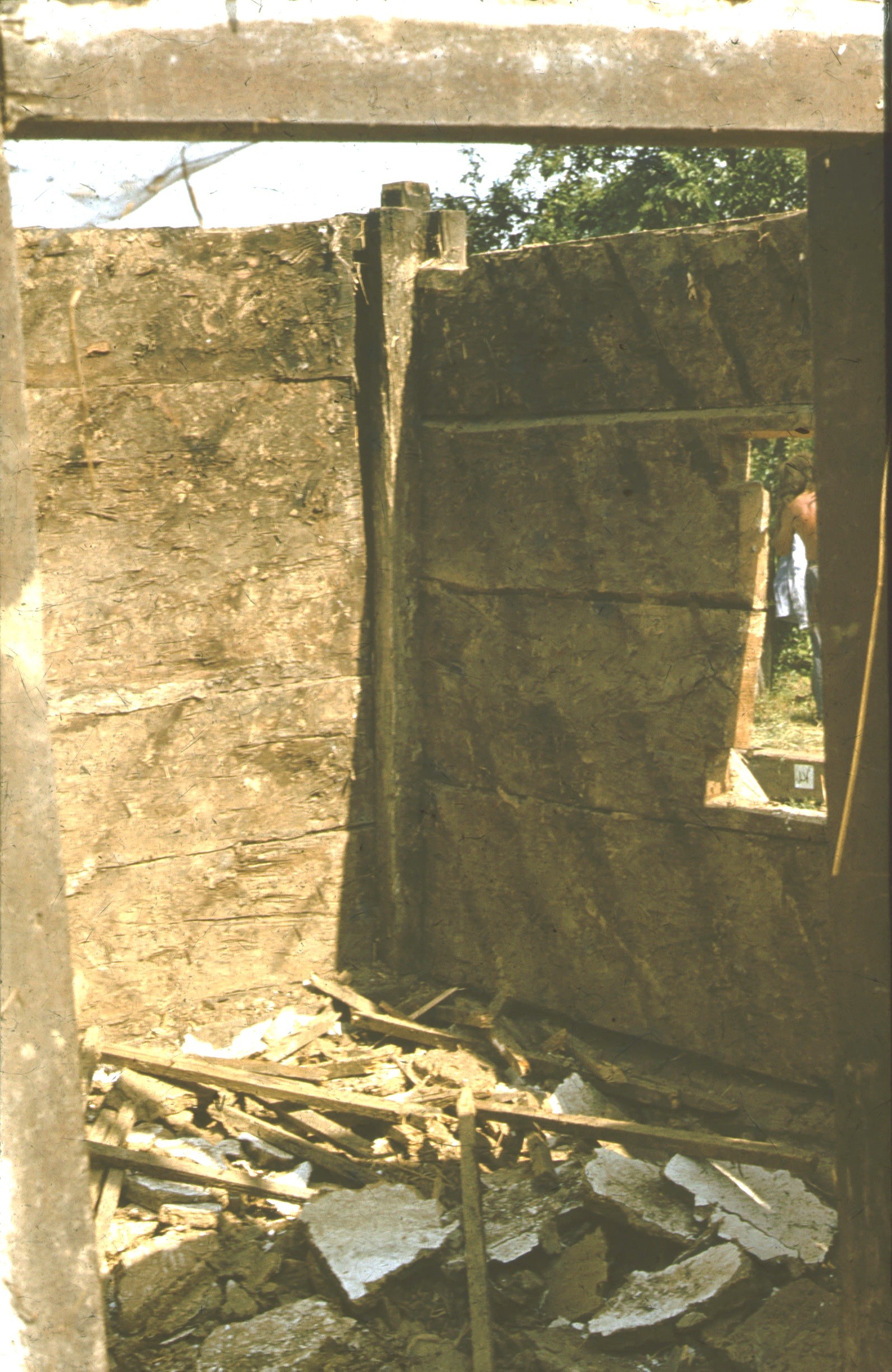 Présház bontása, a "szoba" DK-i sarka belülről, nézet ÉNy-ról (Rippl-Rónai Múzeum CC BY-NC-ND)
