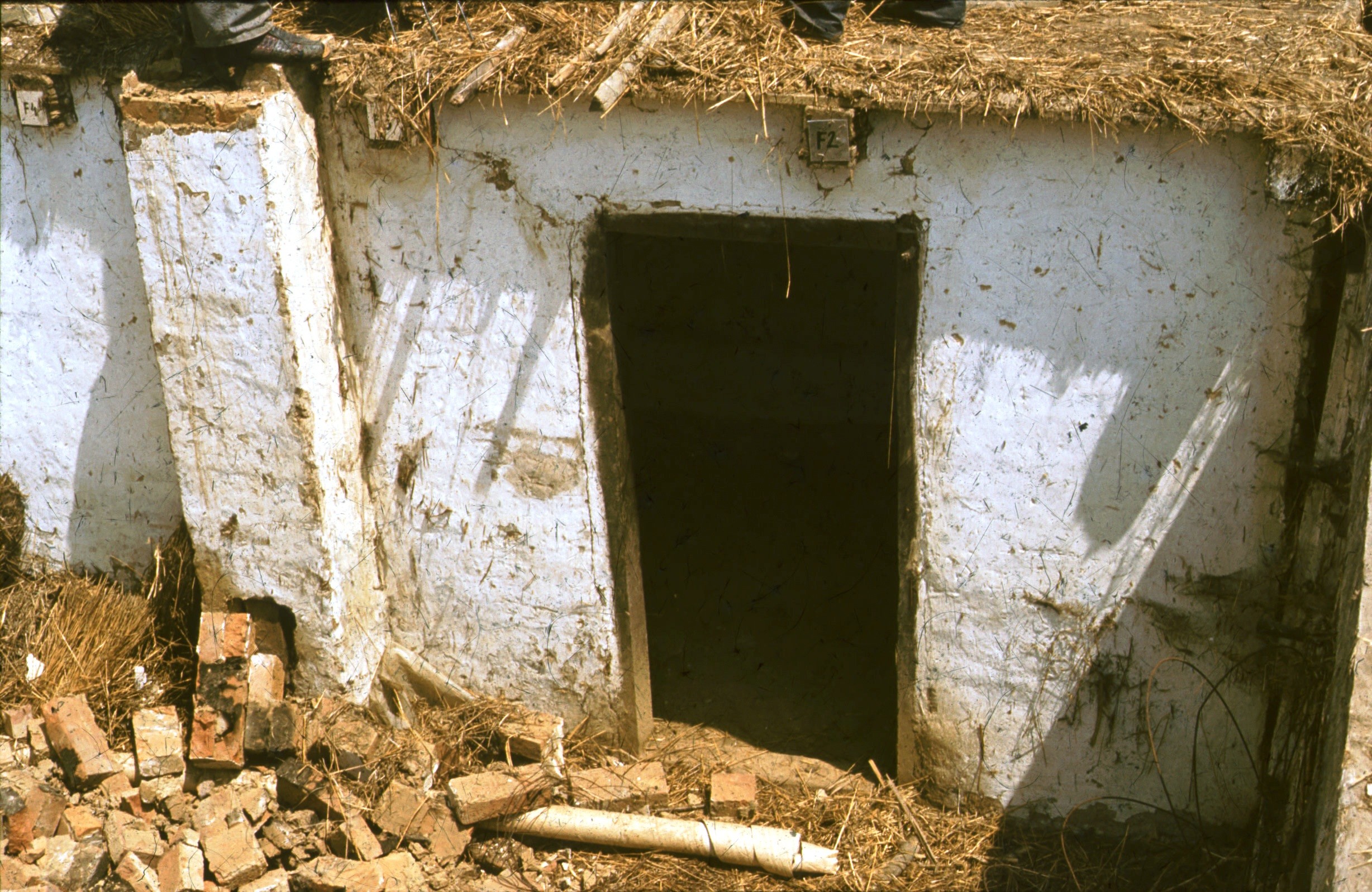 Présház bontása, a "szoba" válaszfala, nézet Ny-ról (Rippl-Rónai Múzeum CC BY-NC-ND)