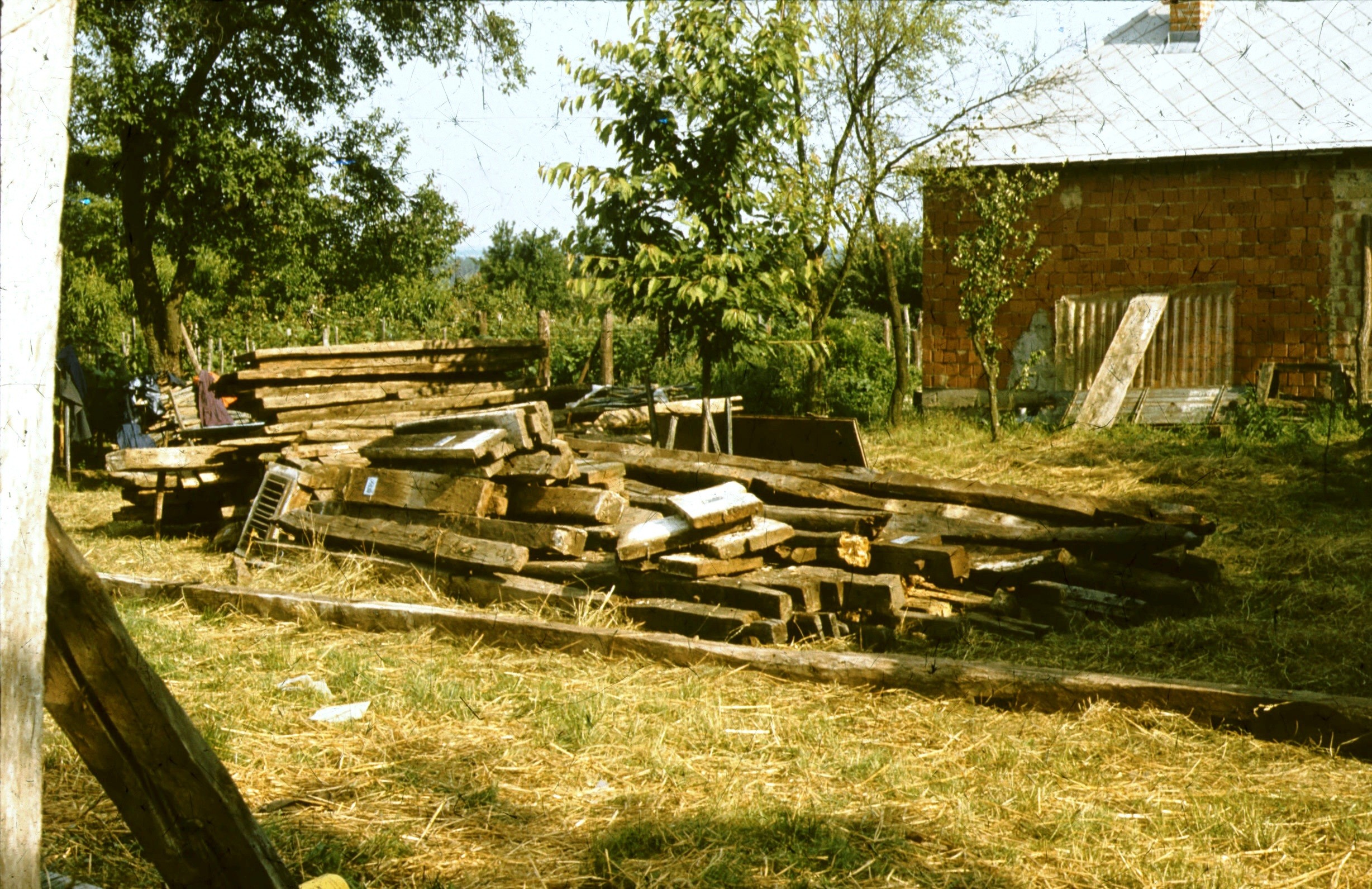 Présház bontása, bontott faanyag (Rippl-Rónai Múzeum CC BY-NC-ND)