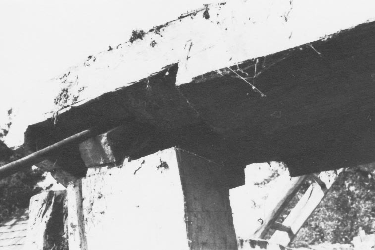 Présház bontása kötőgerenda és oszlop csomóponti részlet, nézet ÉK - ről (Rippl-Rónai Múzeum CC BY-NC-ND)