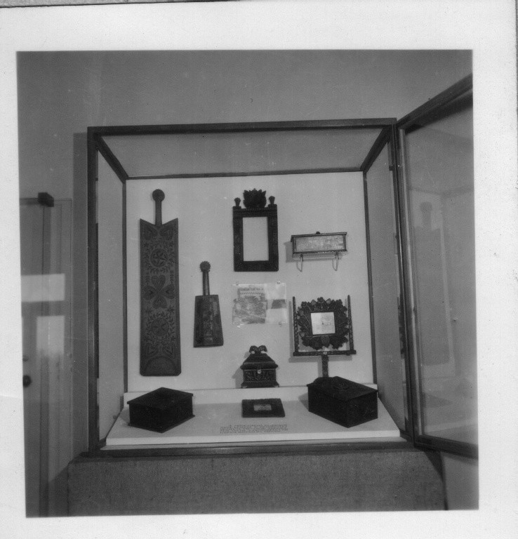 Rippl-Rónai Múzeum népművészeti kiállításának faragott dobozai, lapickák, tükrök (Rippl-Rónai Múzeum CC BY-NC-ND)