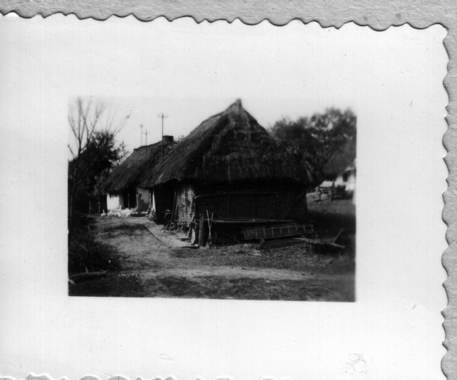Rövidtornácos ház, mögötte sövényfalu pajta (Rippl-Rónai Múzeum CC BY-NC-ND)