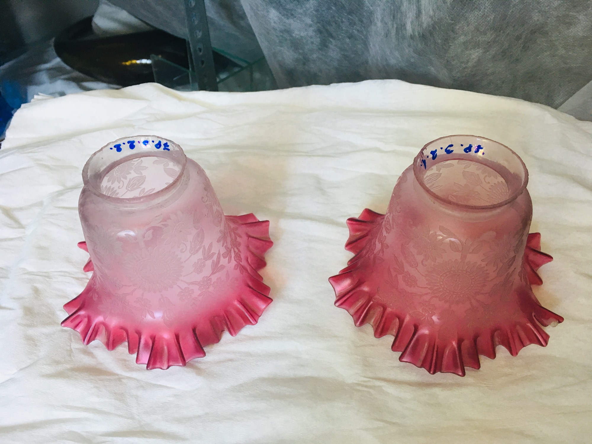 Rózsaszínű fodrosszélű lámpaüveg virágmintákkal, 2 db, ez volt a 78.3.1. csillár tartozéka! 1 darab törött! (Rippl-Rónai Múzeum CC BY-NC-SA)