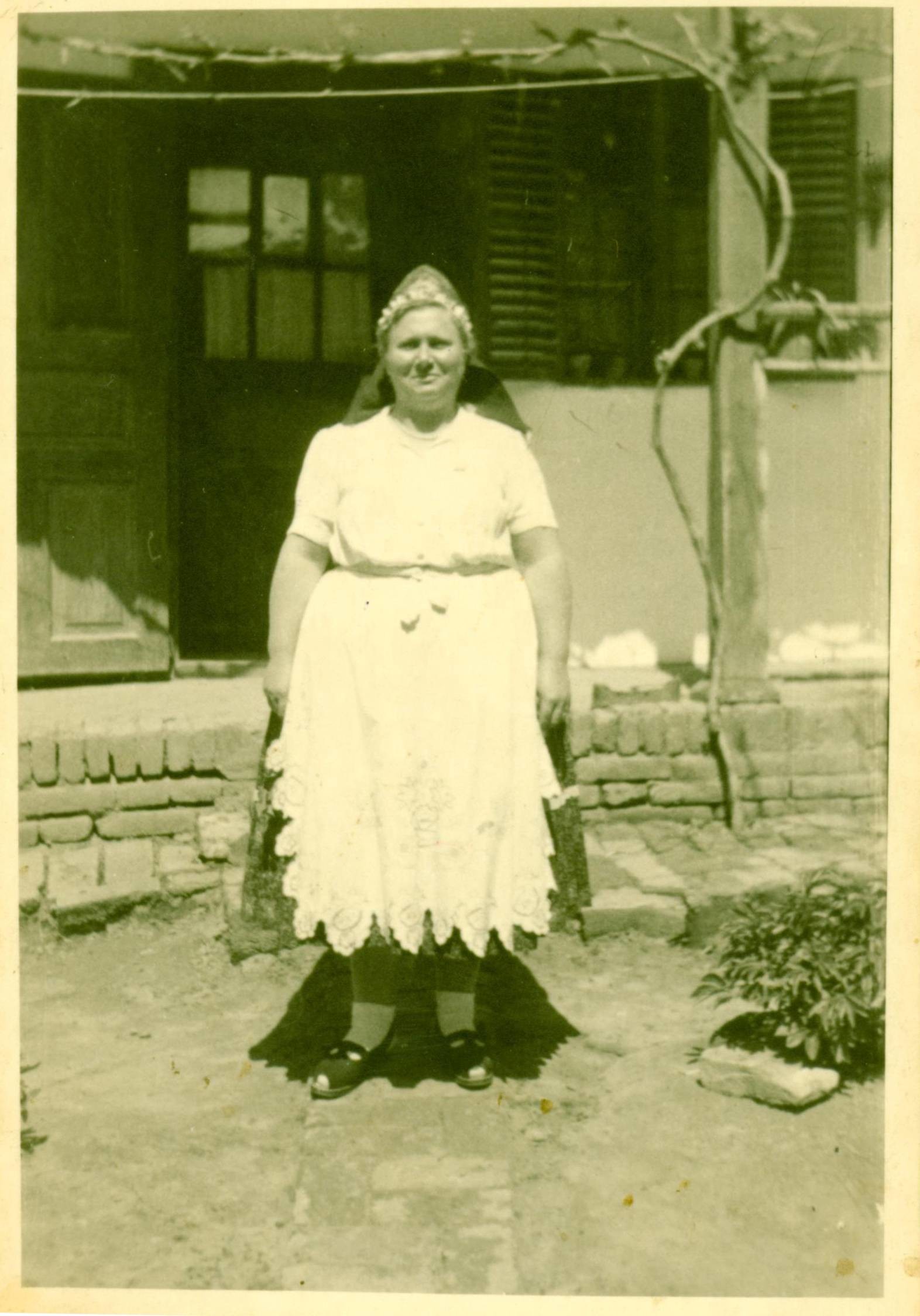 Sipos Jánosné lakodalmi viseletben (Rippl-Rónai Múzeum CC BY-NC-ND)