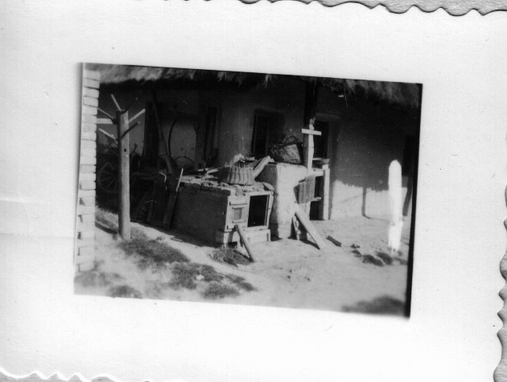 Sövényfalu ház oldalában a rag alatti tyúkól és törött, elhasznált holmi (Rippl-Rónai Múzeum CC BY-NC-ND)