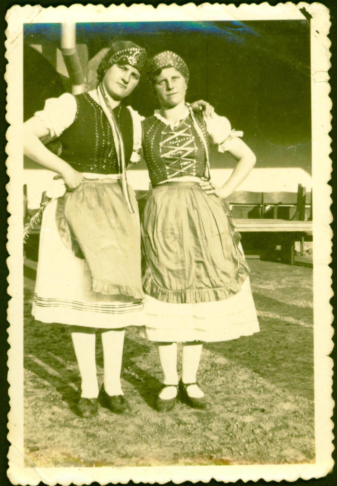 Somogyszobi lányok 1937-ben (Rippl-Rónai Múzeum CC BY-NC-ND)