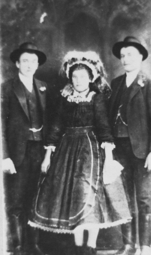 Szennai házaspár és legény. Istvánfi József és felesége Bereknyei Katalin, Bereknyei Dávid 1916 - ban (Rippl-Rónai Múzeum CC BY-NC-ND)