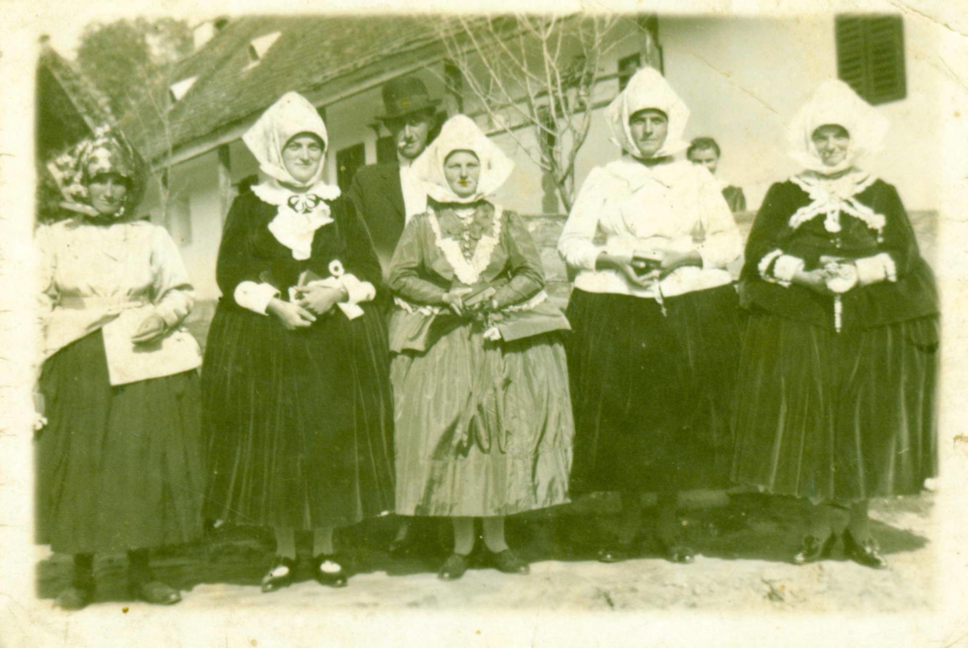 Templomba menő fiatalasszonyok 1950-ben (Rippl-Rónai Múzeum CC BY-NC-ND)