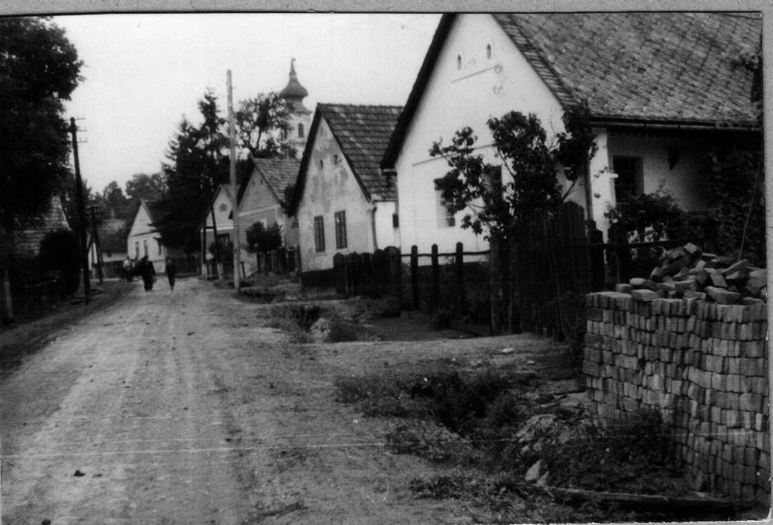 Utcakép a katolikus templommal, fűrészfogasan épült régi házak sora (Rippl-Rónai Múzeum CC BY-NC-ND)
