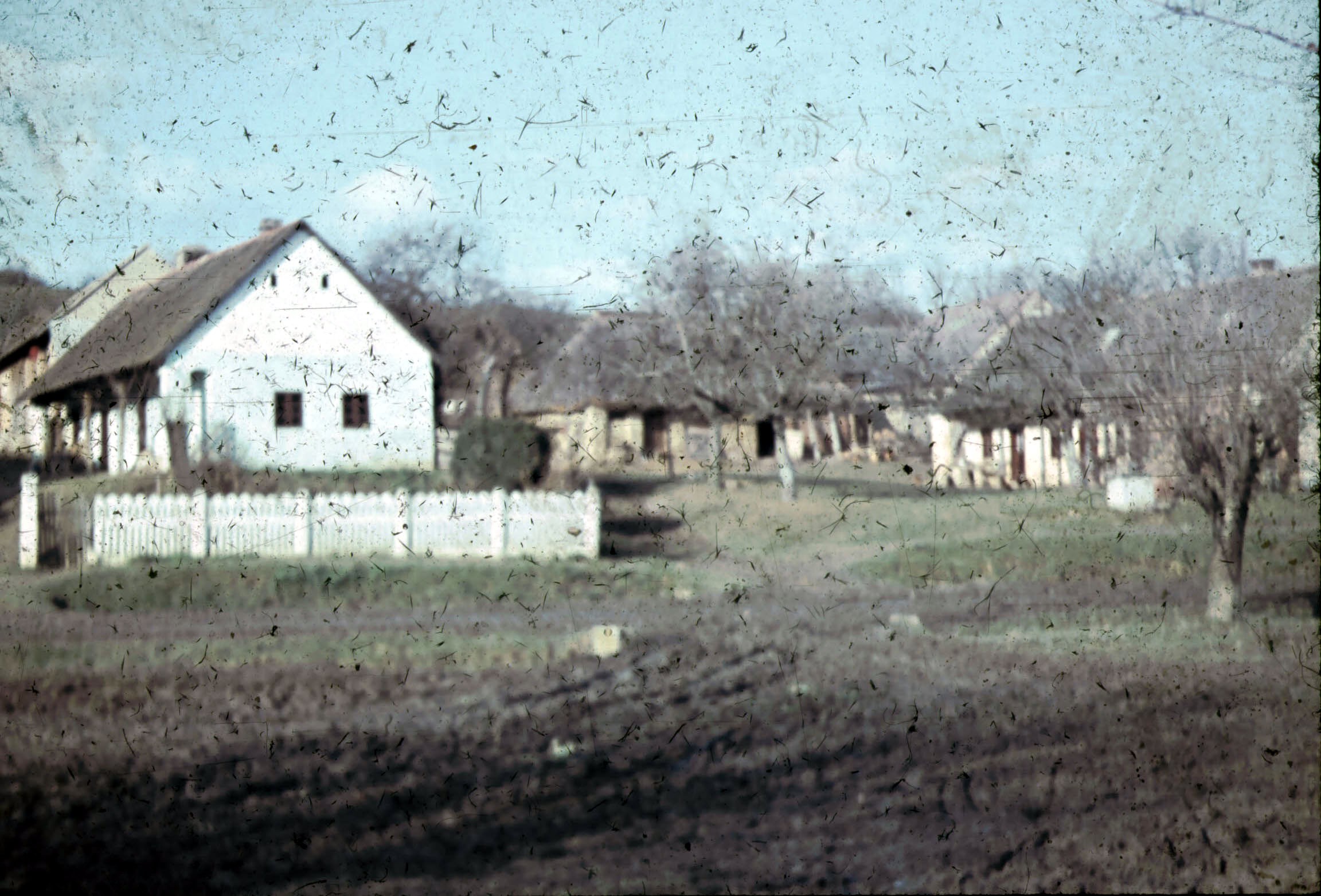 Utcarész, kerítés nélküli cementkerítéses két házzal (Rippl-Rónai Múzeum CC BY-NC-ND)