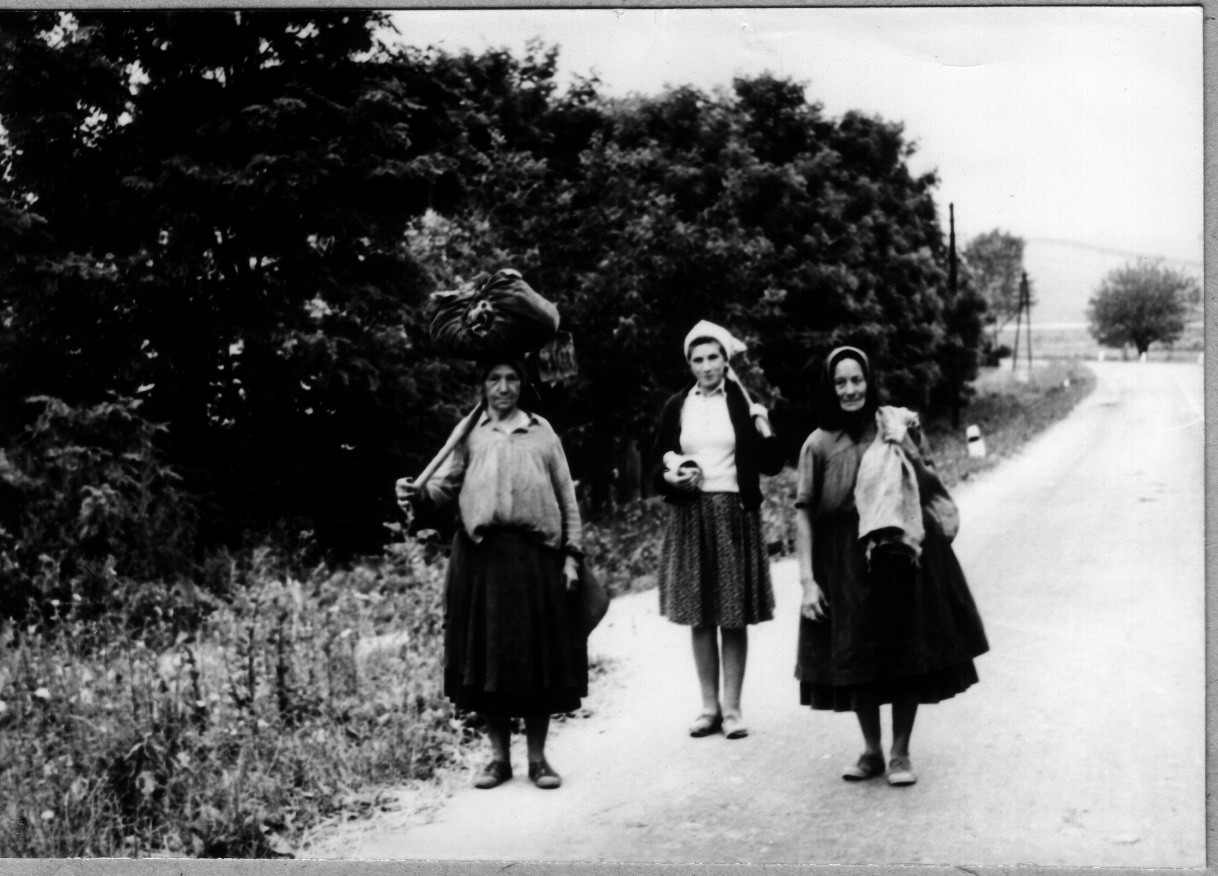 Utcarészlet: a szőlőhegyről hazatérő nők, kapával és fűvel (Rippl-Rónai Múzeum CC BY-NC-ND)