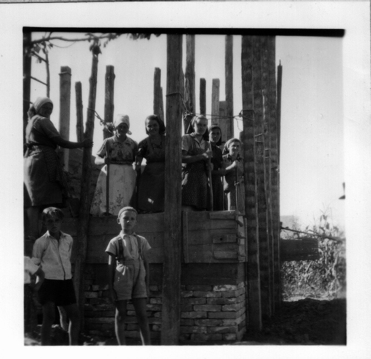 Vertfal építése, Asszonyok tapossák a földet, Nagy Sándor háza (Rippl-Rónai Múzeum CC BY-NC-ND)