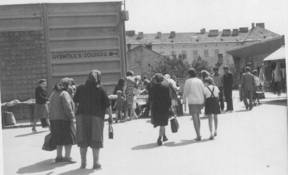 A kaposvári piac bejárata, 10 óra felé, 1968. július (Rippl-Rónai Múzeum CC BY-NC-ND)