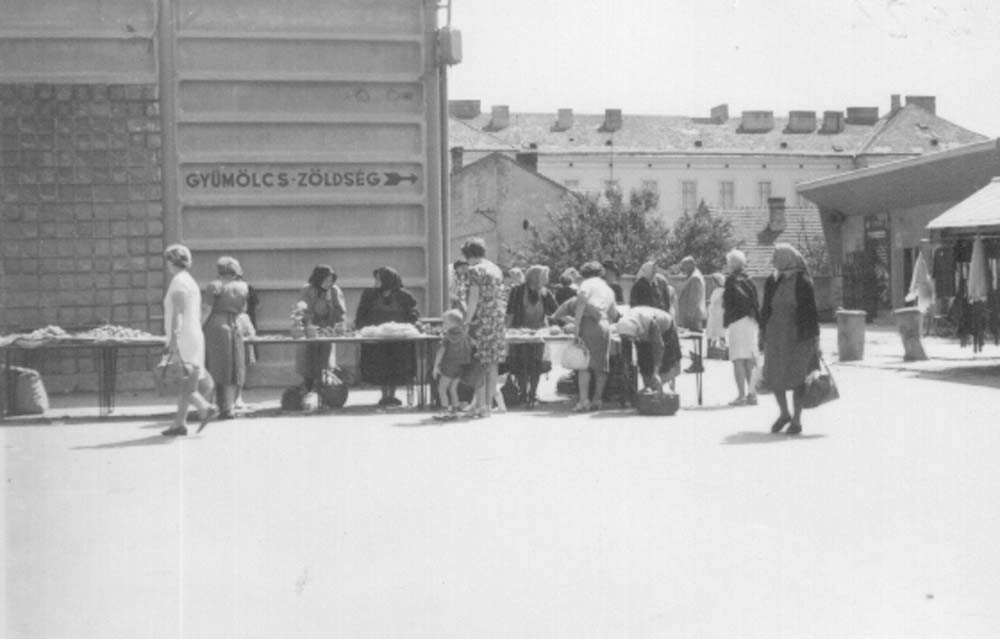 A kaposvári piac bejárata, 10 óra felé, 1968. július (Rippl-Rónai Múzeum CC BY-NC-ND)
