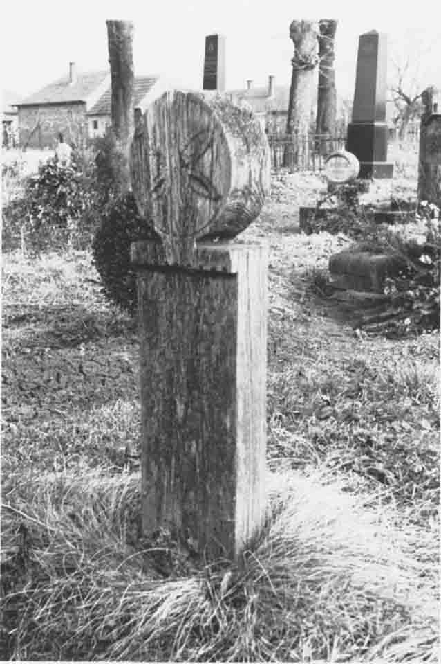 A temető református részéből fából való régi fejfa, hátrább sírkövek (Rippl-Rónai Múzeum CC BY-NC-ND)