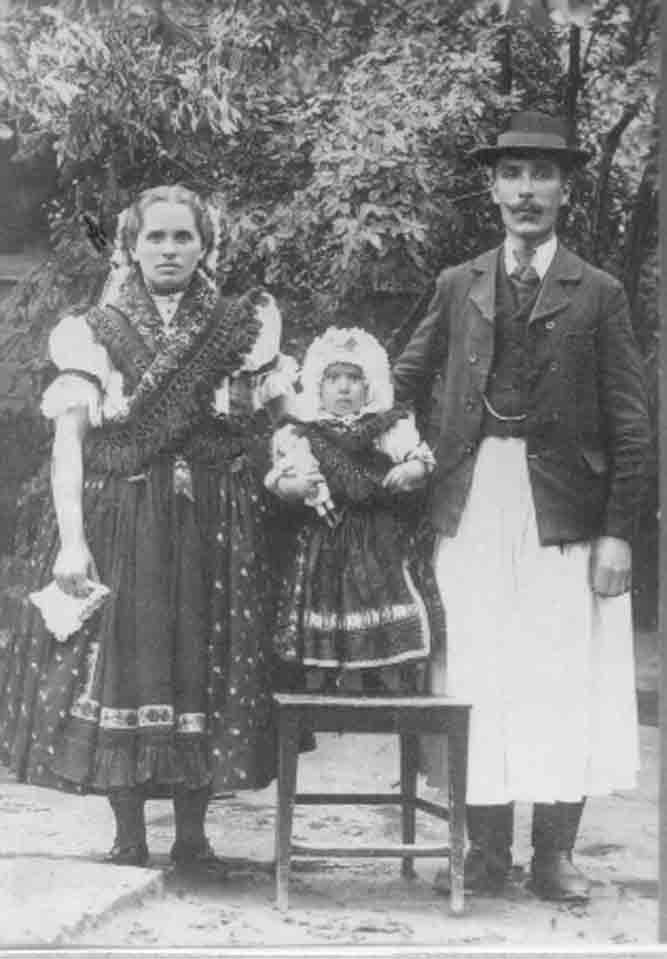 Asszony, férfi és kislányka viselet 1914 körül (Rippl-Rónai Múzeum CC BY-NC-ND)