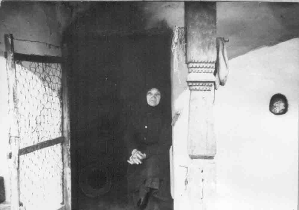 Bankós Józsefné füstöskonyhájának ajtajában (Rippl-Rónai Múzeum CC BY-NC-ND)