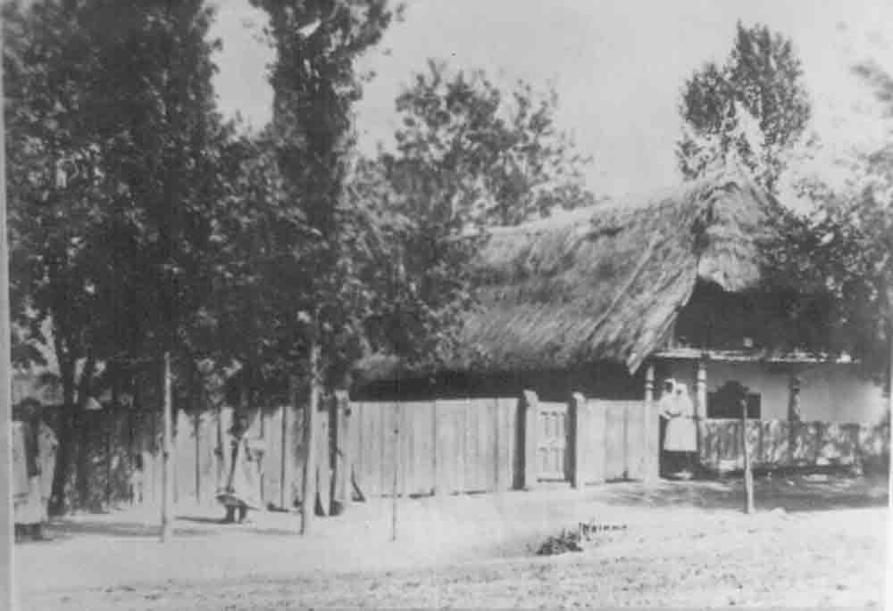 Csökölyi ház, ajtajában két fehér gyászban levő nő (Rippl-Rónai Múzeum CC BY-NC-ND)