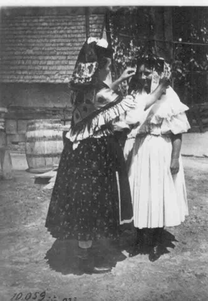 Csökölyi menyasszony öltöztetése (Rippl-Rónai Múzeum CC BY-NC-ND)