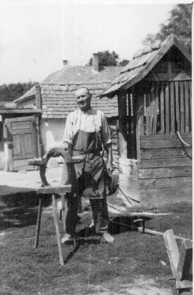 Egyes járom Márton István 81 éves, volt kepésgazda kezében (Rippl-Rónai Múzeum CC BY-NC-ND)