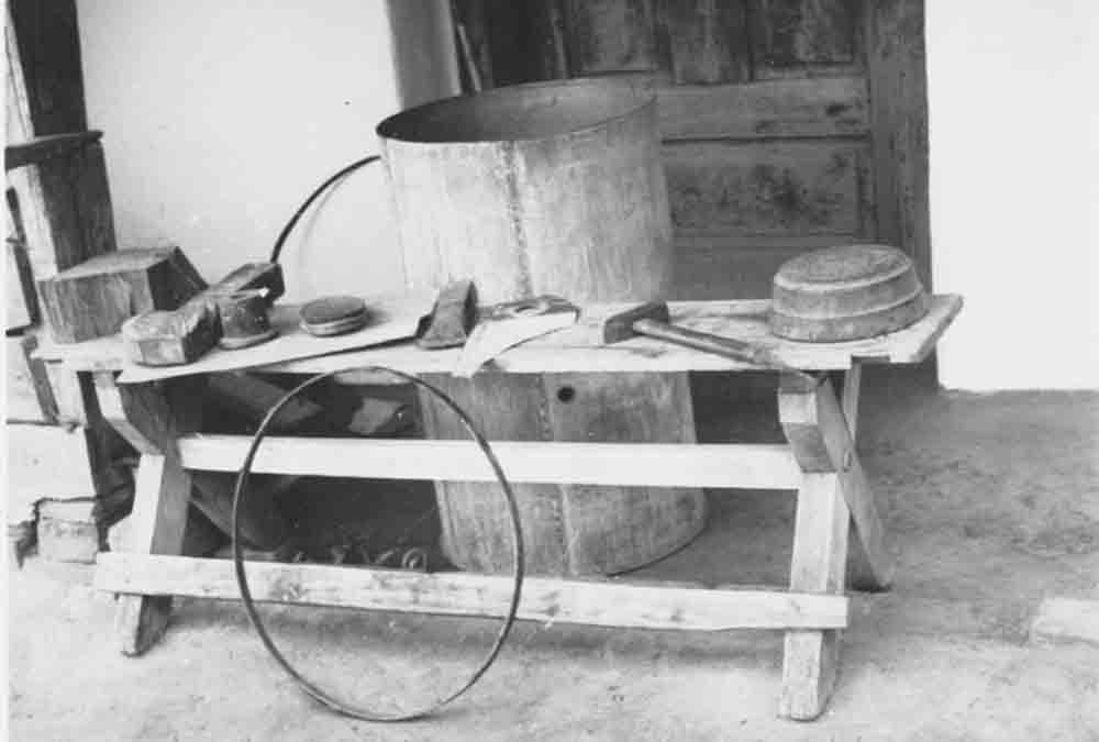 Faragóasztal szerszámokkal (Rippl-Rónai Múzeum CC BY-NC-ND)