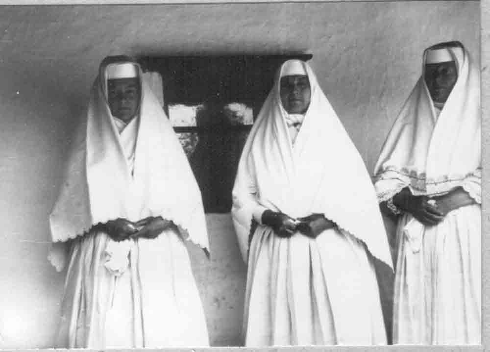 Fehér gyászba öltözött csökölyi asszonyok (Rippl-Rónai Múzeum CC BY-NC-ND)