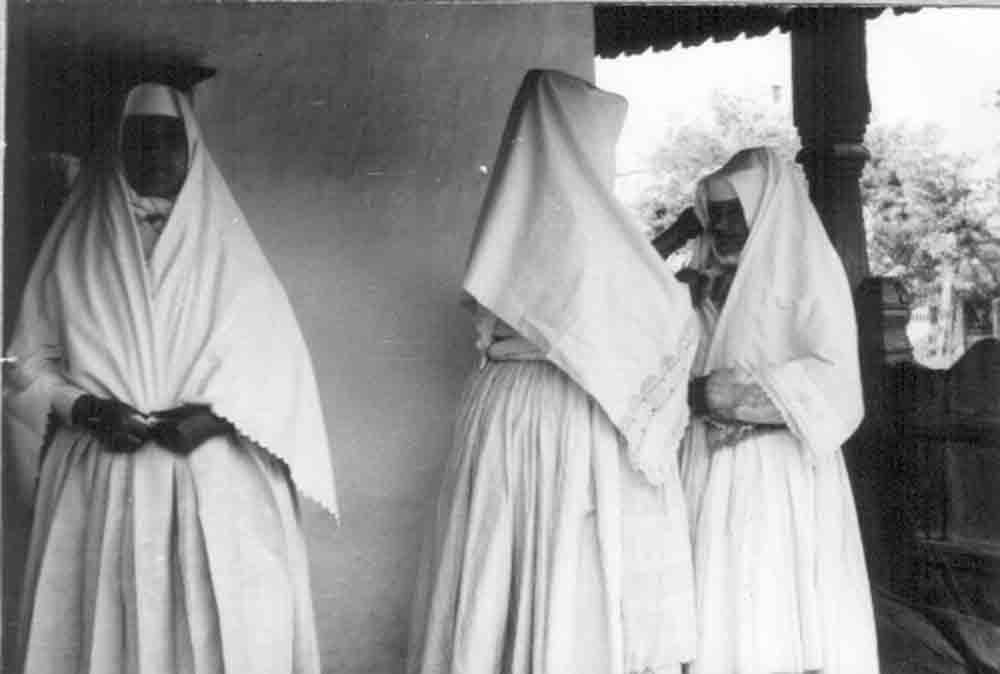 Fehér gyászba öltözött csökölyi asszonyok (Rippl-Rónai Múzeum CC BY-NC-ND)