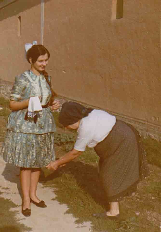 Fiatal lány 1950 körüli ünnepi és idős asszony mai hétköznapi viselete /rekonstrukció/ (Rippl-Rónai Múzeum CC BY-NC-ND)