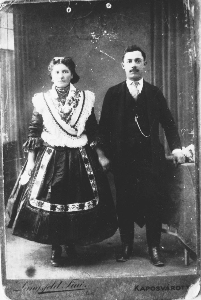 Fiatal pár 1918-as esküvői képe (Rippl-Rónai Múzeum CC BY-NC-ND)