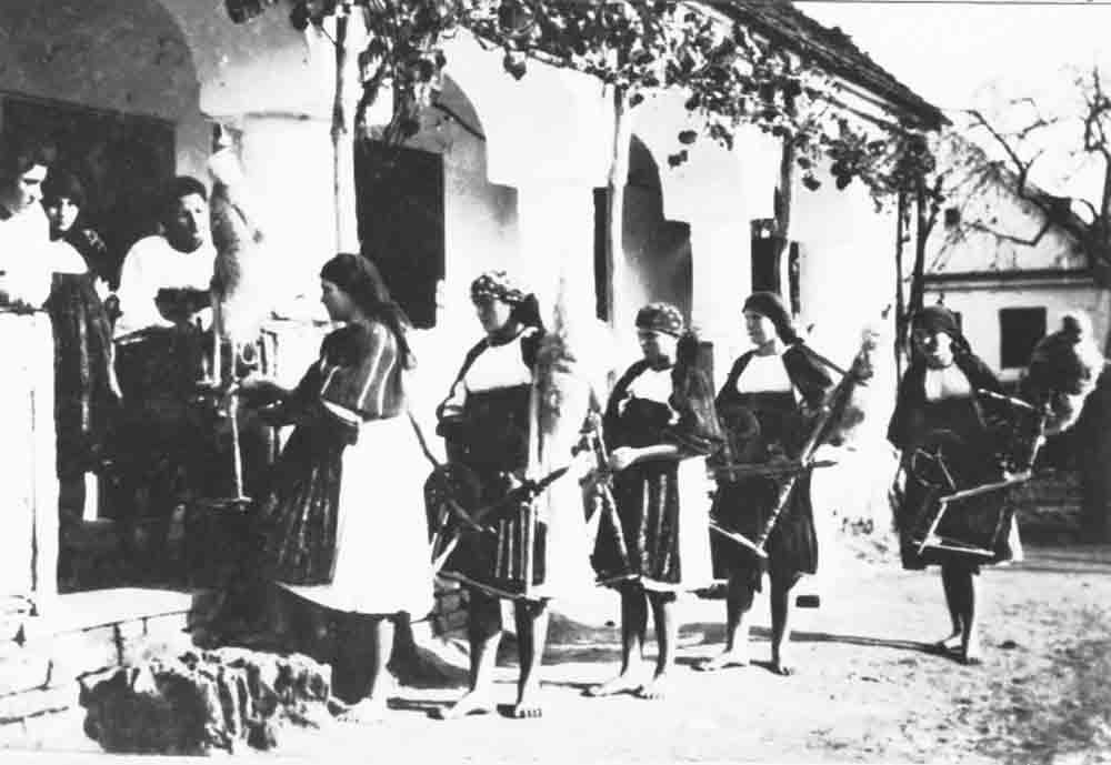 Fonóba menő horvát lányok, 1930 (Rippl-Rónai Múzeum CC BY-NC-ND)