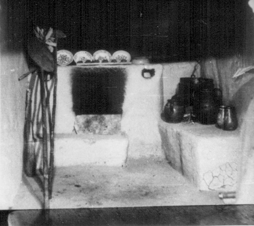 Füstöskonyha kemencével, tűzhellyel, bográccsal, főzőfazekakkal, sütőlapáttal, pemettel, szénvonóval (Rippl-Rónai Múzeum CC BY-NC-ND)