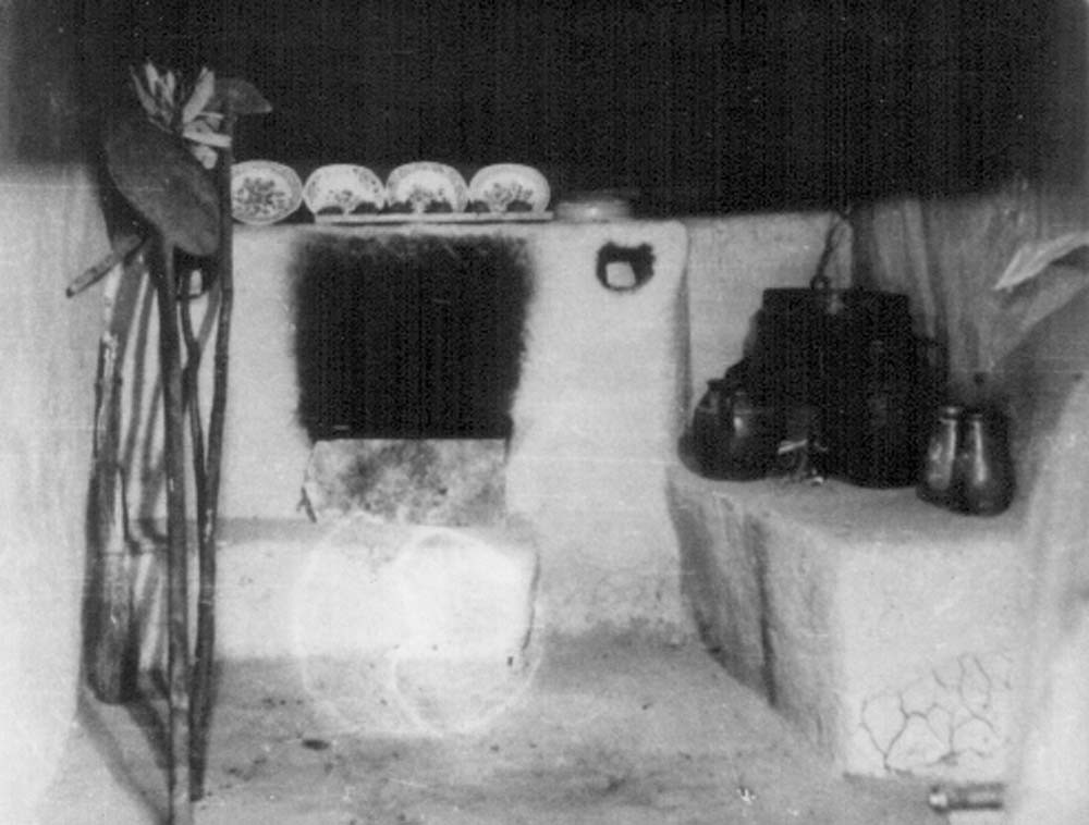 Füstöskonyha kemencével, tűzhellyel, bográccsal, főzőfazekakkal, sütőlapáttal, pemettel, szénvonóval (Rippl-Rónai Múzeum CC BY-NC-ND)