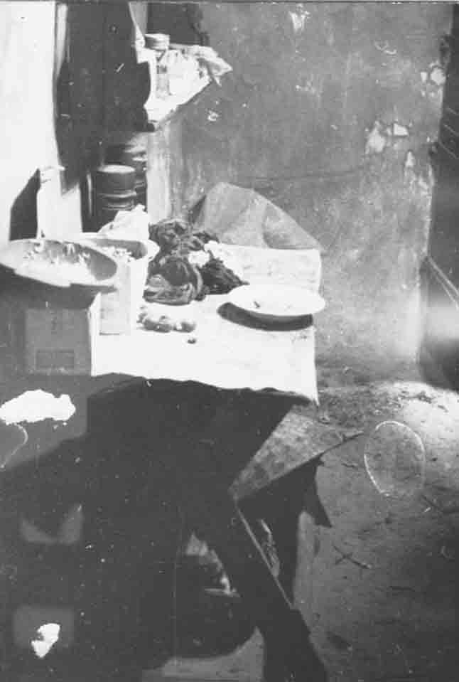 Füstöskonyha részlet özv. Kistaj Jánosné /+/ Fő utca 12. sz. lakóházában kettős ajtóval, edényes polccal, kecskelábú asztallal (Rippl-Rónai Múzeum CC BY-NC-ND)