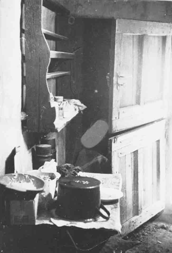 Füstöskonyha részlet özv. Kistaj Jánosné /+/ Fő utca 12. sz. lakóházában kettős ajtóval, edényes polccal, kecskelábú asztallal (Rippl-Rónai Múzeum CC BY-NC-ND)