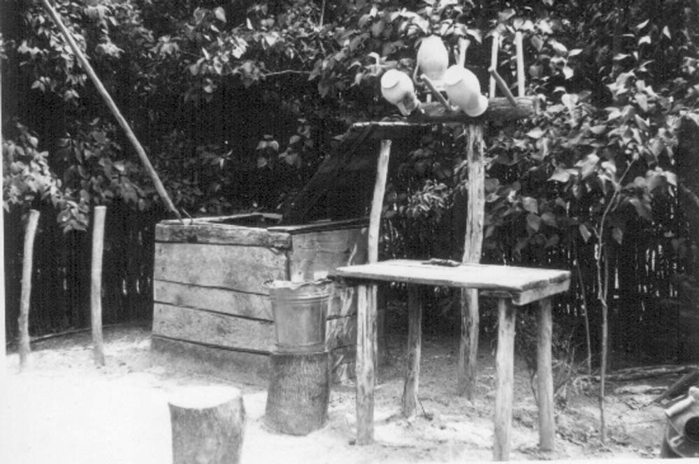 Gémeskút, tejesfazék aggató és kisasztal ülőtuskókkal (Rippl-Rónai Múzeum CC BY-NC-ND)