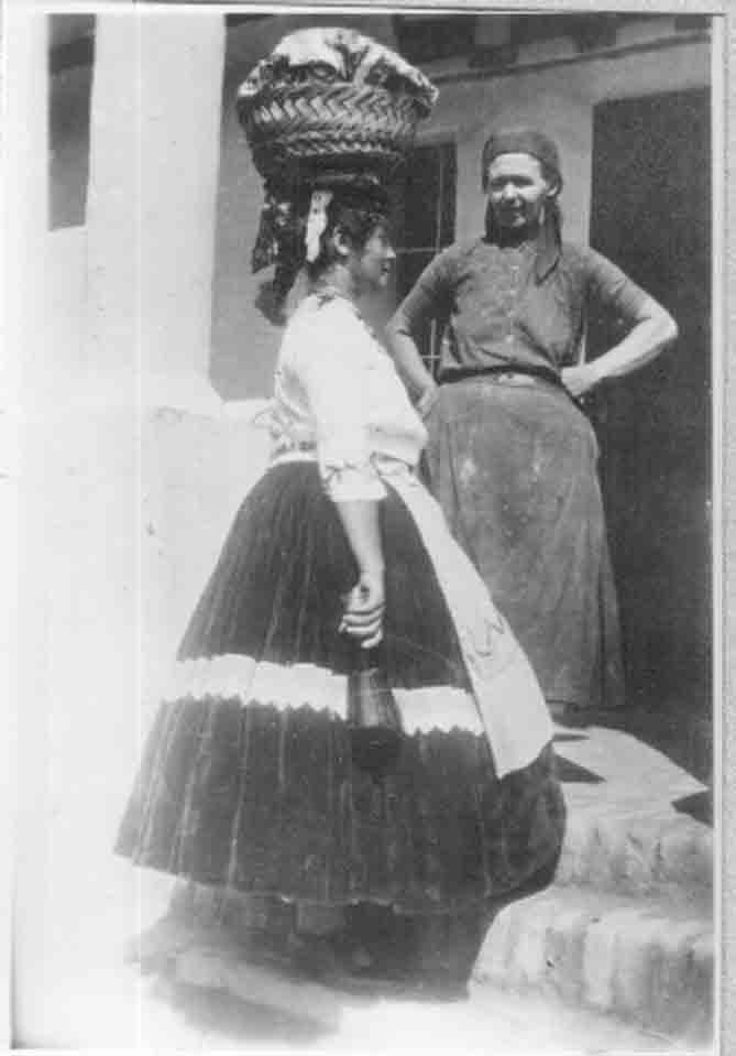Gyerekágyas asszonynak paszitot vivő komaasszony (Rippl-Rónai Múzeum CC BY-NC-ND)