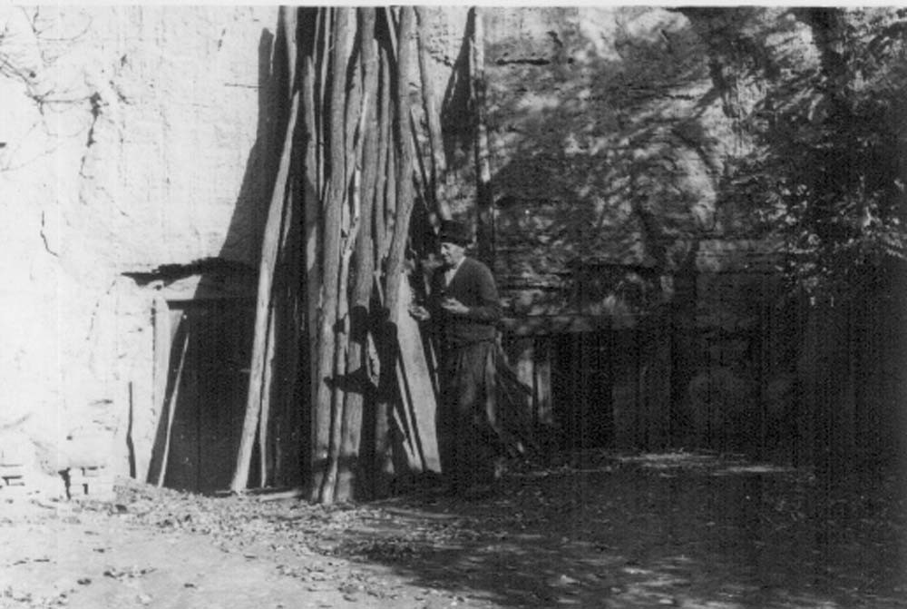 Homokpartba vájt pincék, ólak nagygazda udvarában (Rippl-Rónai Múzeum CC BY-NC-ND)