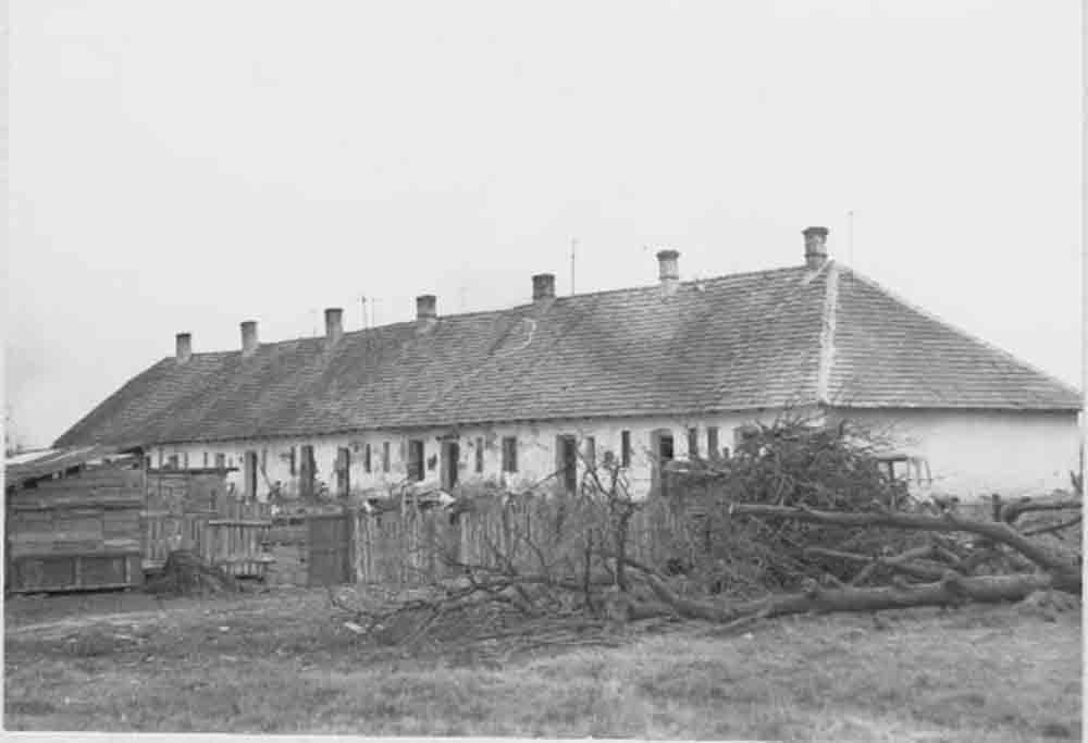 Hosszú cselédház, szoba-konyhás lakásokkal (Rippl-Rónai Múzeum CC BY-NC-ND)