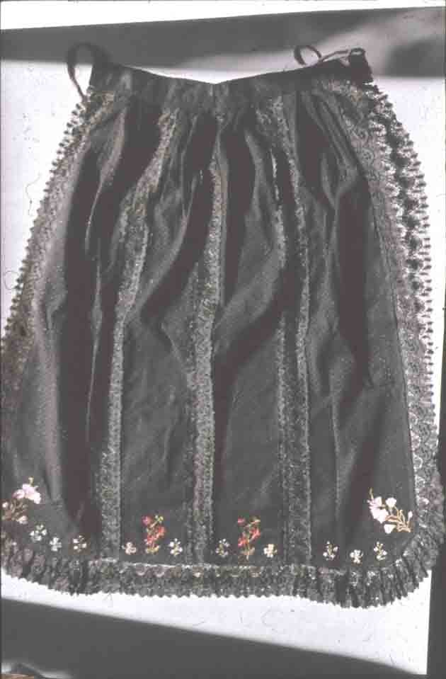 Idős asszony köténye Kutasról (Rippl-Rónai Múzeum CC BY-NC-ND)
