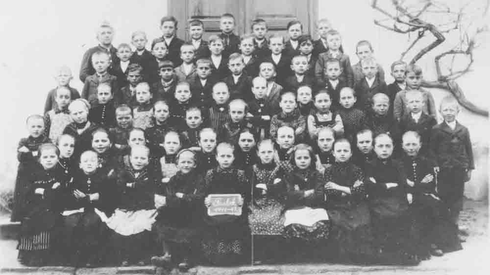 Iskolai csoportkép 1941-42-ben (Rippl-Rónai Múzeum CC BY-NC-ND)